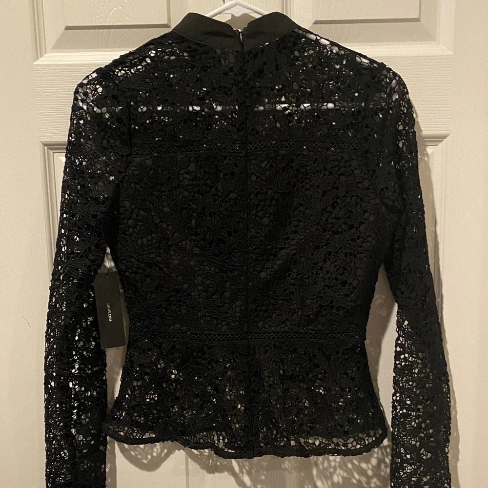 LOVELY LACE TOP   NWT